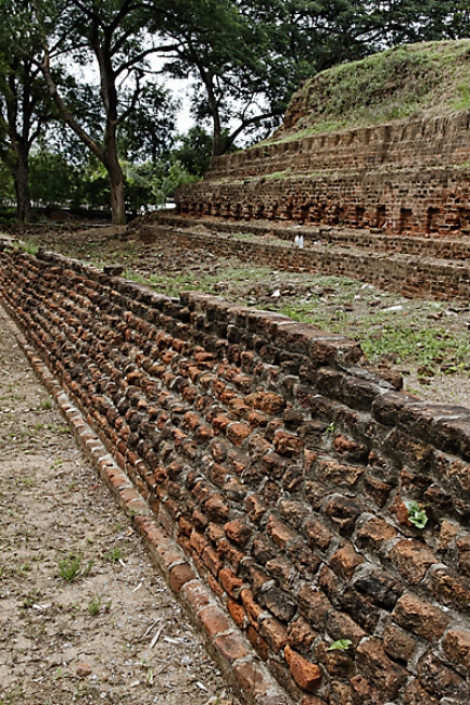 Uthong Chedi 1-004